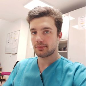 Andrei in Arbeiterkleidung als Gesundheits-und Krankenpfleger